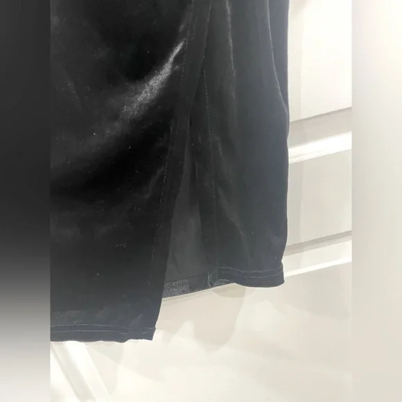 New with tag, classy velvet dress ! - Picture 4 of 5